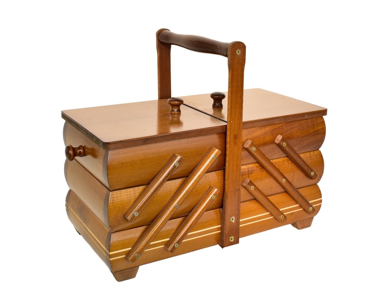 Kazeta na šití rozkládací světle hvědá 32,5x16x/27,5 cm